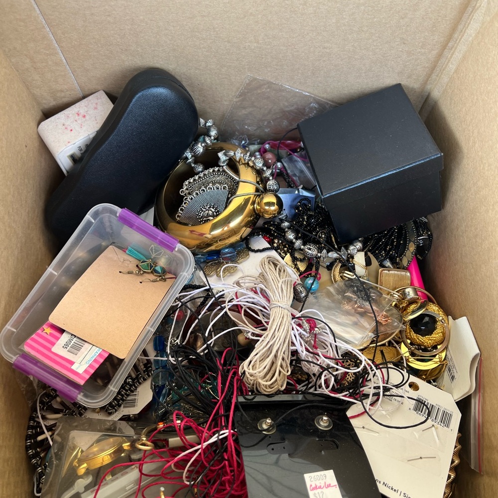1lb Junk Drawer Jewelry Craft Jewelry - Picture 3 of 5